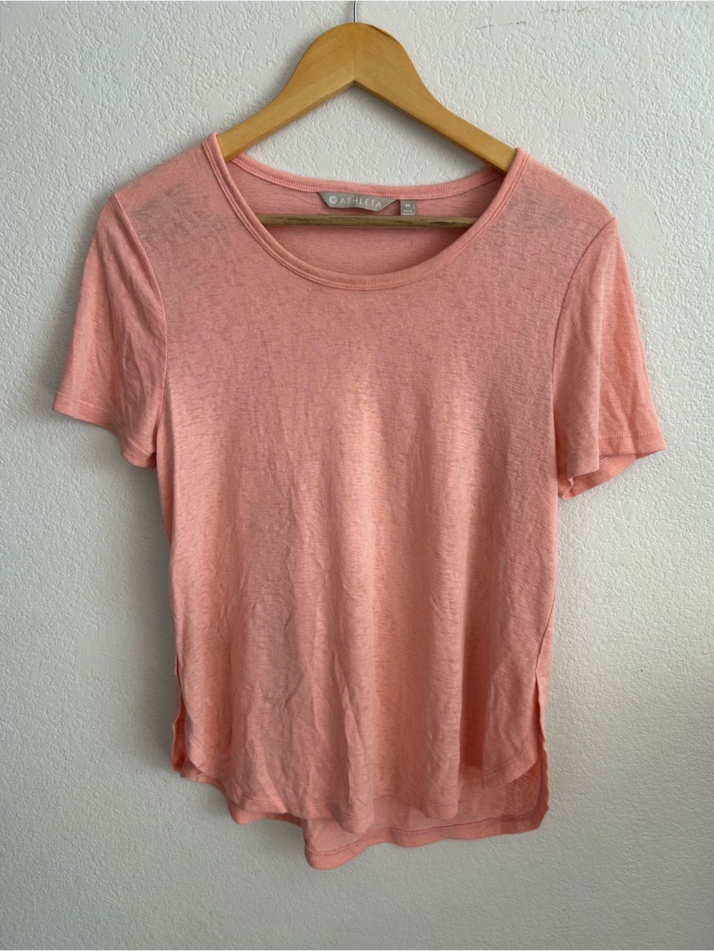 Women’s Athleta Breezy Short Sleeve Tee In Soft Peach/Salmon Pink. Size Medium